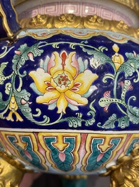 Br&ucirc;le-parfum couvert pour l'hommage imp&eacute;rial en &eacute;maux de Canton &agrave; fond bleu, marque et &eacute;poque de Qianlong