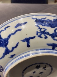 Een Chinees blauw-wit 'draken' bord, Jiajijng merk en periode