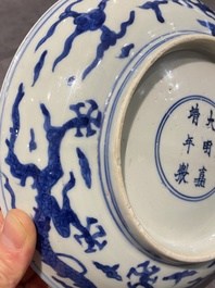 Een Chinees blauw-wit 'draken' bord, Jiajijng merk en periode