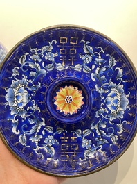 Paire de tasses sur supports de type 'trembleuse' en &eacute;maux de Canton &agrave; d&eacute;cor 'Shou', Chine, Qianlong