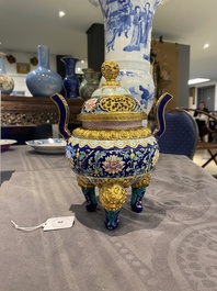 Br&ucirc;le-parfum couvert pour l'hommage imp&eacute;rial en &eacute;maux de Canton &agrave; fond bleu, marque et &eacute;poque de Qianlong