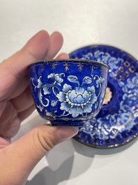 Paire de tasses sur supports de type 'trembleuse' en &eacute;maux de Canton &agrave; d&eacute;cor 'Shou', Chine, Qianlong