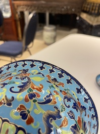 Une coupe &agrave; &eacute;pices &agrave; d&eacute;cor d'un lotus et un bol en &eacute;maux de Canton, Chine, Qianlong/Jiaqing