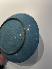 Een Chinees bord in Canton email met 'sanduo' decor, Qianlong