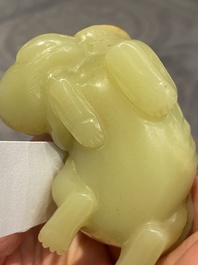 Animal mythique en jade c&eacute;ladon tach&eacute; de rouille, Chine, 18&egrave;me