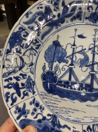 Paire de plats en porcelaine de Chine en bleu et blanc &agrave; d&eacute;cor de navires de la Compagnie des Indes, Kangxi