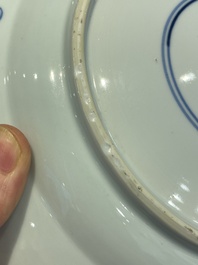 Paire de plats en porcelaine de Chine en bleu et blanc &agrave; d&eacute;cor de navires de la Compagnie des Indes, Kangxi