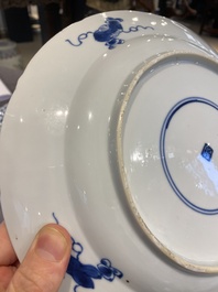 Paire de plats en porcelaine de Chine en bleu et blanc &agrave; d&eacute;cor de navires de la Compagnie des Indes, Kangxi