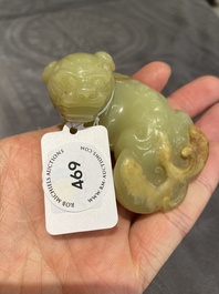 Animal mythique en jade c&eacute;ladon tach&eacute; de rouille, Chine, 18&egrave;me