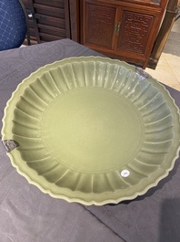 Een zeer grote Chinese Longquan celadon schotel, wellicht Chuzhou ovens, Ming