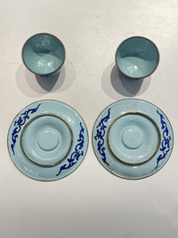 Paire de tasses sur supports de type 'trembleuse' en &eacute;maux de Canton &agrave; d&eacute;cor 'Shou', Chine, Qianlong