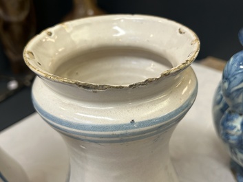 Une paire d'albarelli et une chevrette en majolique italienne en bleu, blanc et mangan&egrave;se, Savone, 17&egrave;me