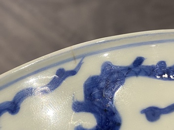 Een Chinees blauw-wit 'draken' bord, Jiajijng merk en periode