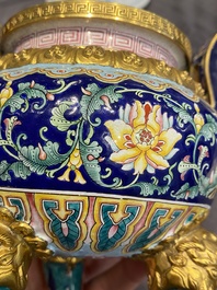 Br&ucirc;le-parfum couvert pour l'hommage imp&eacute;rial en &eacute;maux de Canton &agrave; fond bleu, marque et &eacute;poque de Qianlong