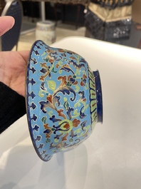 Une coupe &agrave; &eacute;pices &agrave; d&eacute;cor d'un lotus et un bol en &eacute;maux de Canton, Chine, Qianlong/Jiaqing