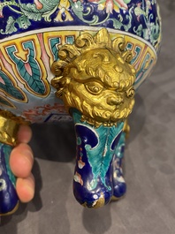 Br&ucirc;le-parfum couvert pour l'hommage imp&eacute;rial en &eacute;maux de Canton &agrave; fond bleu, marque et &eacute;poque de Qianlong