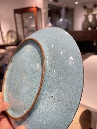 Een Chinees bord in Canton email met 'sanduo' decor, Qianlong