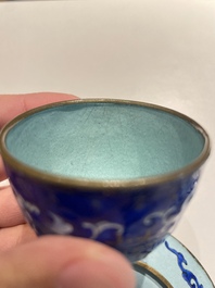 Paire de tasses sur supports de type 'trembleuse' en &eacute;maux de Canton &agrave; d&eacute;cor 'Shou', Chine, Qianlong