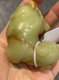 Animal mythique en jade c&eacute;ladon tach&eacute; de rouille, Chine, 18&egrave;me