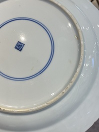 Paire de plats en porcelaine de Chine en bleu et blanc &agrave; d&eacute;cor de navires de la Compagnie des Indes, Kangxi