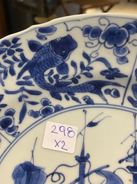 Paire de plats en porcelaine de Chine en bleu et blanc &agrave; d&eacute;cor de navires de la Compagnie des Indes, Kangxi