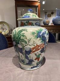 Vase couvert en porcelaine de Chine wucai &agrave; d&eacute;cor de gar&ccedil;ons jouant, &eacute;poque Transition