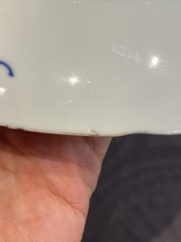 Paire de plats en porcelaine de Chine en bleu et blanc &agrave; d&eacute;cor de navires de la Compagnie des Indes, Kangxi