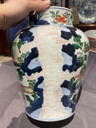 Vase couvert en porcelaine de Chine wucai &agrave; sujet narratif, &eacute;poque Transition