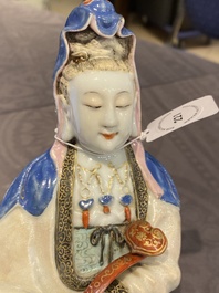 Een Chinese famille rose figuur van Guanyin met een ruyi scepter, Qianlong