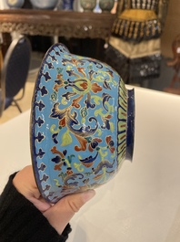 Une coupe &agrave; &eacute;pices &agrave; d&eacute;cor d'un lotus et un bol en &eacute;maux de Canton, Chine, Qianlong/Jiaqing