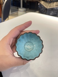 Bol de forme floral sur talon en &eacute;maux de Canton &agrave; d&eacute;cor dor&eacute; sur fond vert, Chine, ancienne coll. Harry Garner, Qianlong