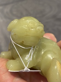 Animal mythique en jade c&eacute;ladon tach&eacute; de rouille, Chine, 18&egrave;me
