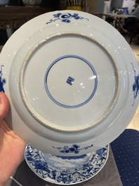 Paire de plats en porcelaine de Chine en bleu et blanc &agrave; d&eacute;cor de navires de la Compagnie des Indes, Kangxi