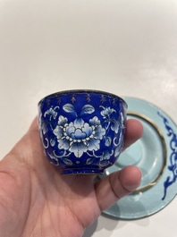 Paire de tasses sur supports de type 'trembleuse' en &eacute;maux de Canton &agrave; d&eacute;cor 'Shou', Chine, Qianlong