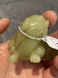 Animal mythique en jade c&eacute;ladon tach&eacute; de rouille, Chine, 18&egrave;me