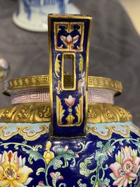 Br&ucirc;le-parfum couvert pour l'hommage imp&eacute;rial en &eacute;maux de Canton &agrave; fond bleu, marque et &eacute;poque de Qianlong