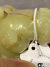 Animal mythique en jade c&eacute;ladon tach&eacute; de rouille, Chine, 18&egrave;me