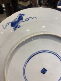 Paire de plats en porcelaine de Chine en bleu et blanc &agrave; d&eacute;cor de navires de la Compagnie des Indes, Kangxi