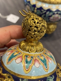 Br&ucirc;le-parfum couvert pour l'hommage imp&eacute;rial en &eacute;maux de Canton &agrave; fond bleu, marque et &eacute;poque de Qianlong