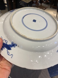 Paire de plats en porcelaine de Chine en bleu et blanc &agrave; d&eacute;cor de navires de la Compagnie des Indes, Kangxi