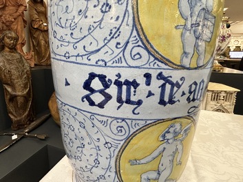Een zeldzaam paar grote Italiaanse majolica albarelli met 'Gouden Hoorn' decor, wellicht Veneti&euml;, midden 16e eeuw
