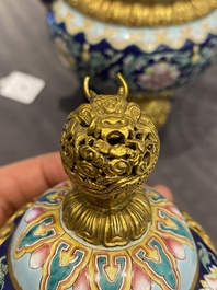 Br&ucirc;le-parfum couvert pour l'hommage imp&eacute;rial en &eacute;maux de Canton &agrave; fond bleu, marque et &eacute;poque de Qianlong