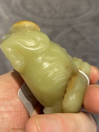 Animal mythique en jade c&eacute;ladon tach&eacute; de rouille, Chine, 18&egrave;me