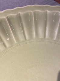 Een zeer grote Chinese Longquan celadon schotel, wellicht Chuzhou ovens, Ming