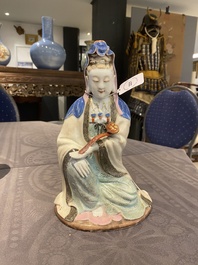 Een Chinese famille rose figuur van Guanyin met een ruyi scepter, Qianlong