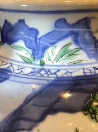 Vase couvert en porcelaine de Chine wucai &agrave; d&eacute;cor de gar&ccedil;ons jouant, &eacute;poque Transition