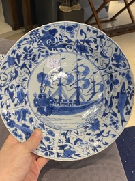 Paire de plats en porcelaine de Chine en bleu et blanc &agrave; d&eacute;cor de navires de la Compagnie des Indes, Kangxi
