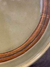 Een zeer grote Chinese Longquan celadon schotel, wellicht Chuzhou ovens, Ming