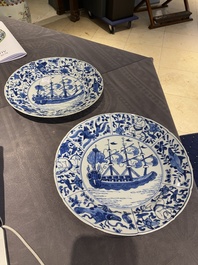 Paire de plats en porcelaine de Chine en bleu et blanc &agrave; d&eacute;cor de navires de la Compagnie des Indes, Kangxi
