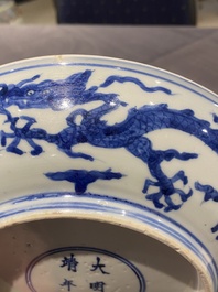 Een Chinees blauw-wit 'draken' bord, Jiajijng merk en periode